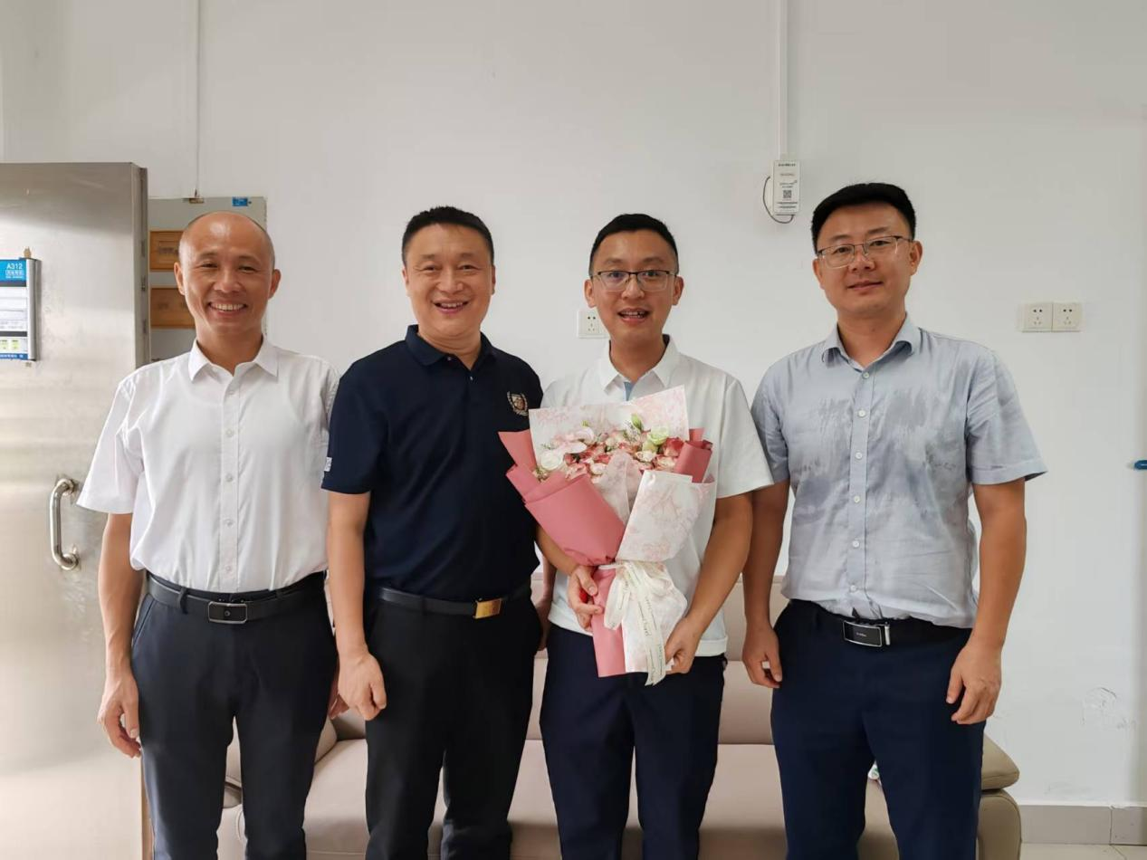 D63F1AA72D0A53AB5442F93F538_5ABDEB7F_AAD20