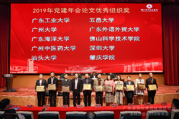 1577160584504246.jpg ѧУµ³Î¯Êé¼Ç²Ü¿¡Ã÷´ú±íѧУÁì½±.jpg