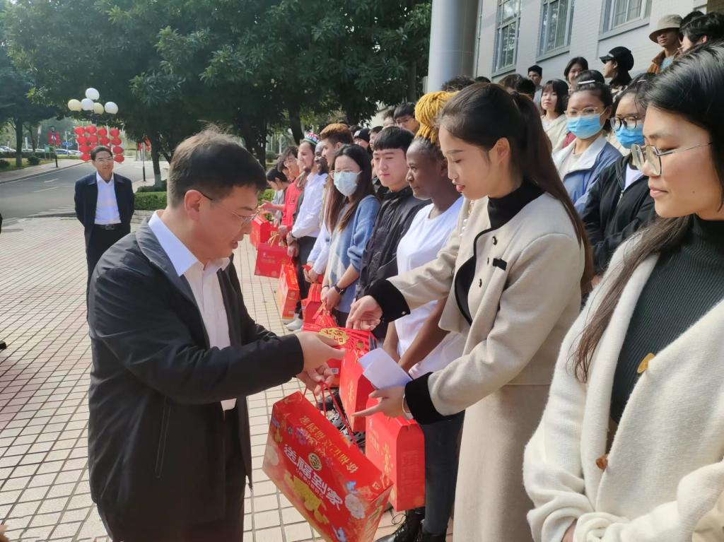 26E13ACB576D49E16FCEF5E0863_89438ADF_1E299