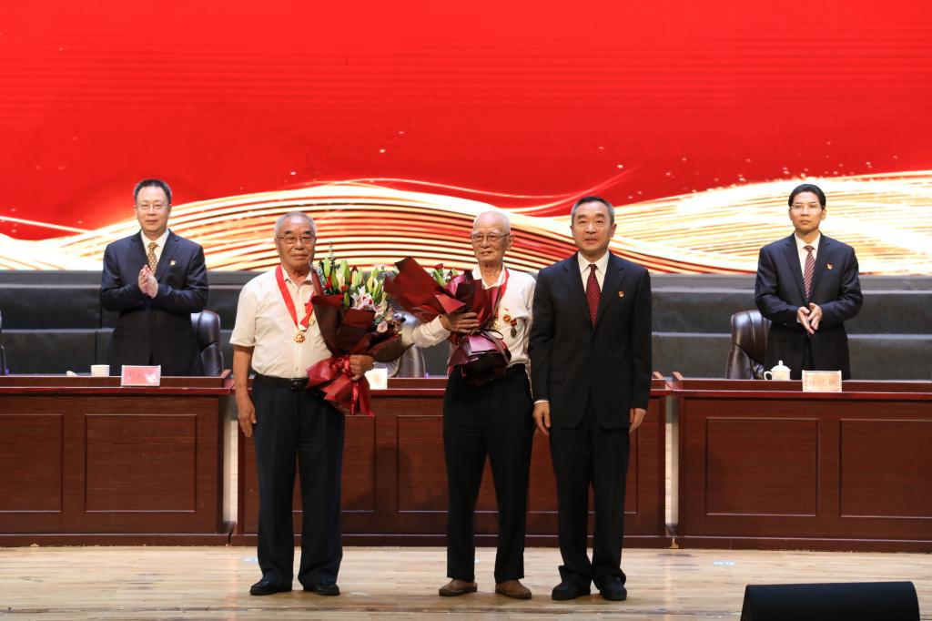 598C8215E6581B0D00E647F7459_9EFA2026_144CA